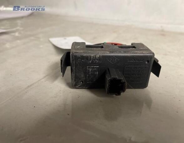 Schalter für Warnblinker Renault Twingo II CN0 8200214896A P6822463