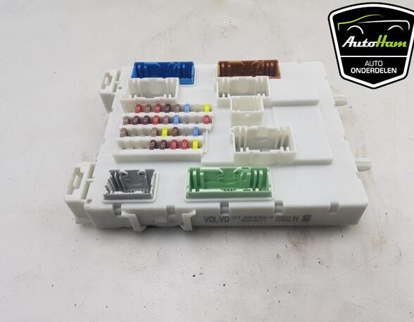 Fuse Box VOLVO V40 Hatchback (525, 526), VOLVO V40 Cross Country (526)