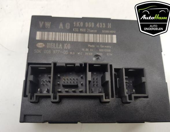 Control unit for door drawing support SEAT ALTEA (5P1), SEAT ALTEA XL (5P5, 5P8), SEAT TOLEDO III (5P2), VW GOLF V (1K1)