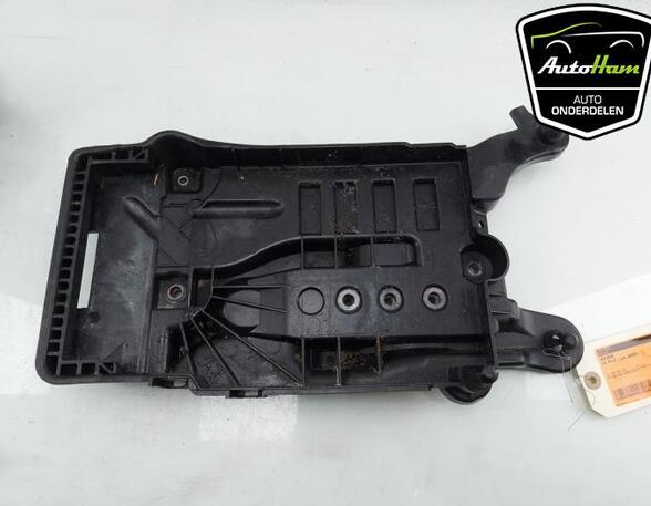 Batterijhouder SEAT IBIZA V (KJ1, KJG), VW POLO (AW1, BZ1), SEAT ARONA (KJ7, KJP), SKODA FABIA IV (PJ3)