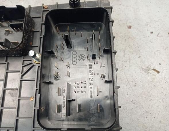 Fuse Box SKODA Octavia II (1Z3)