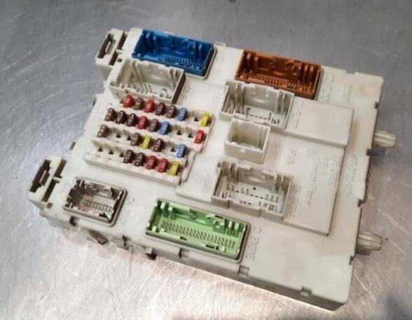 Fuse Box VOLVO V40 Hatchback (525, 526), VOLVO V40 Cross Country (526)