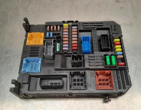 Fuse Box PEUGEOT EXPERT Van (V_), OPEL VIVARO C Van (K0)