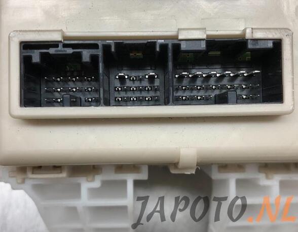 Fuse Box TOYOTA VERSO (_R2_)