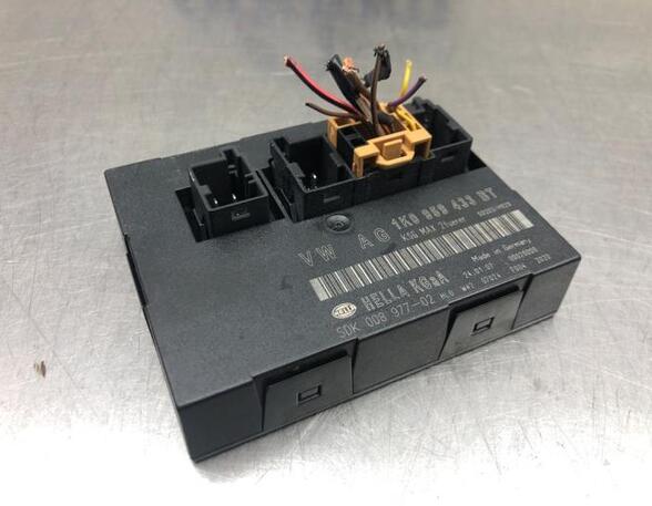 Control unit for door drawing support VW JETTA III (1K2), SEAT ALTEA (5P1), SEAT ALTEA XL (5P5, 5P8), SEAT TOLEDO III (5P2)