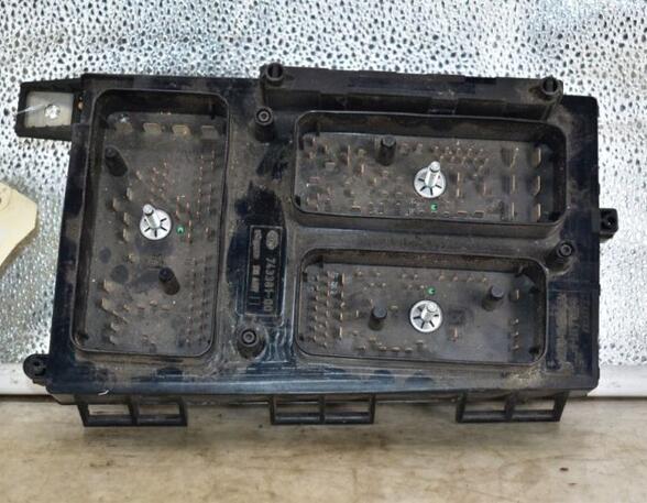 Fuse Box OPEL ASTRA H Estate (A04)